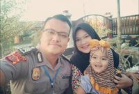 Bripka Oly Candra bersama Almarhumah isteri dan anak tercintanya. 