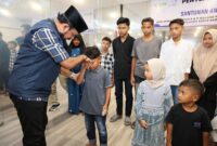 Bupati Aceh Timur saat menyerahkan santunan kepada anak yatim 